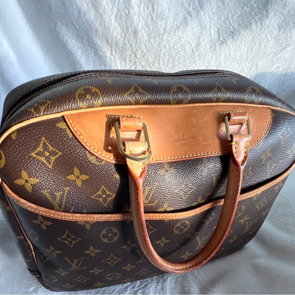 Authentic Deauville Handbag LV - Picture 4 of 10